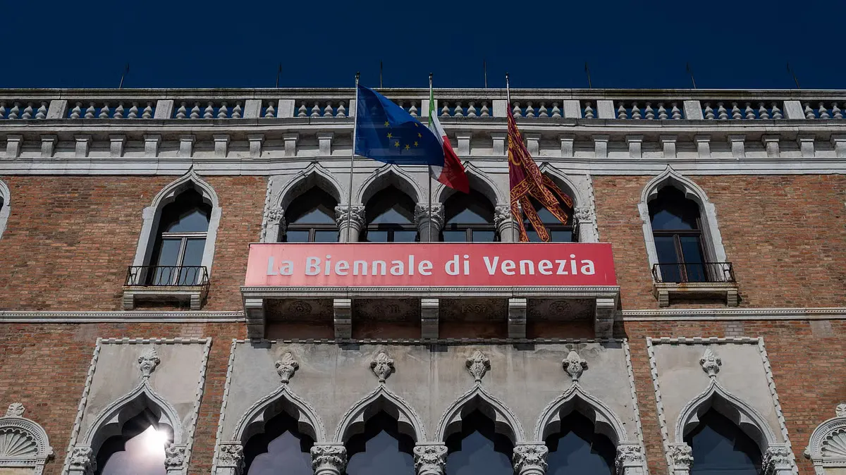 Еврокомиссия прекратила грантовое финансирование Венецианской биеннале современного искусства на €2 млн в связи с участием официального российского павильона. Решение вызвало критику и стало поводом для акций протеста и общественных инициатив.