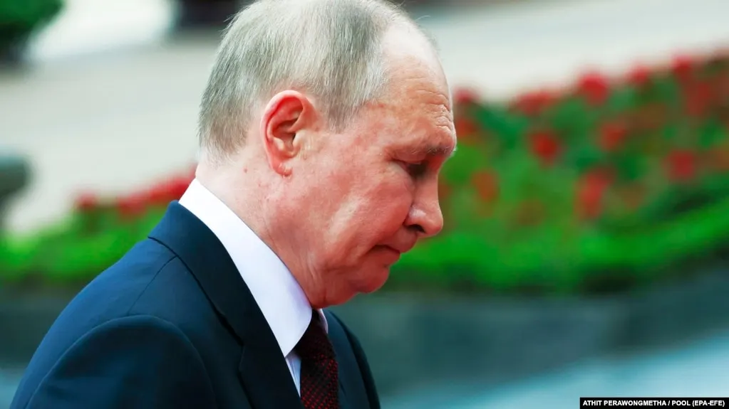 Государственные социологические службы зафиксировали дальнейшее снижение одобрения и доверия к Владимиру Путину, при этом исследователи не называют конкретных причин падения рейтингов.