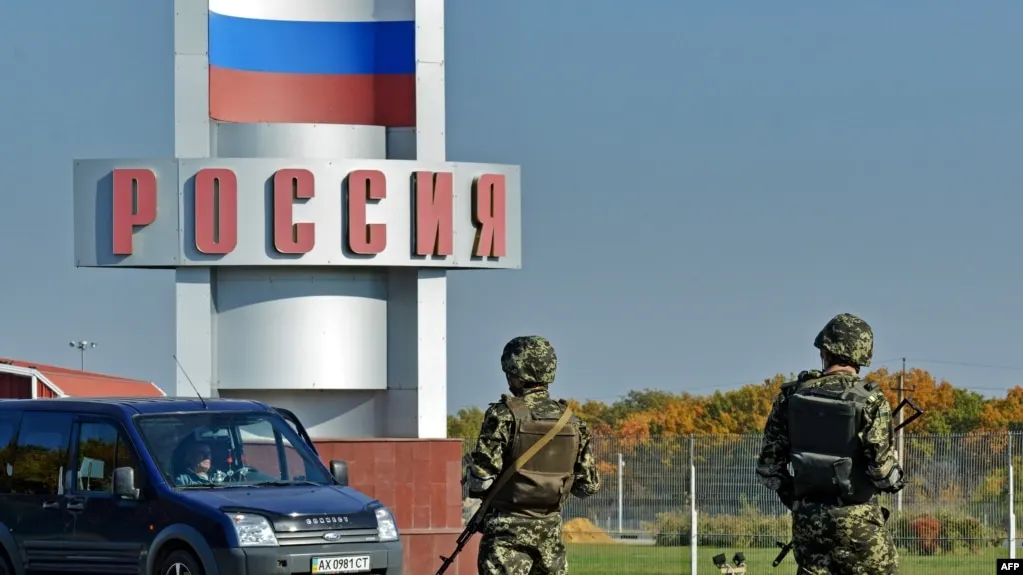 МВД России подготовило поправки, позволяющие отказывать в выдаче иностранным государствам лиц, которым в РФ предоставлены различные виды убежища, включая политическое. Под действие инициативы могут подпасть иностранные хакеры, союзники России из Украины и другие граждане, уехавшие в РФ ради «традиционных ценностей».