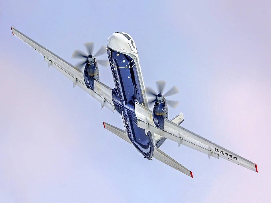 Ил‑114‑300 близок к получению сертификата, первые лайнеры готовят для Архангельской области. Машина должна связать отдалённые населённые пункты Сибири и Дальнего Востока, однако проект столкнулся с затяжными проблемами по двигателям и инфраструктуре, из‑за чего регионы ищут временную технику за рубежом.