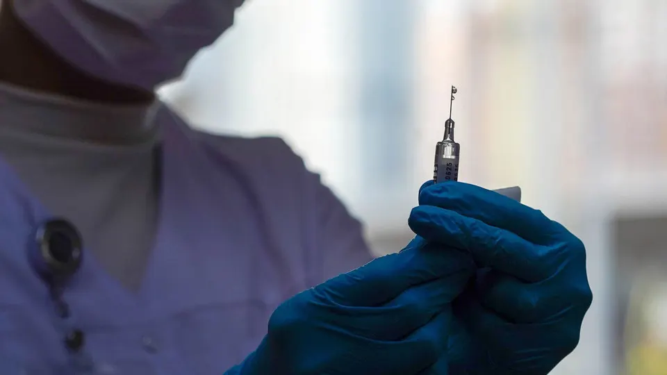 Российские ученые разрабатывают генотерапевтический препарат, который должен блокировать ген, связанный с возрастными изменениями клеток, в рамках нацпроекта по технологиям сохранения здоровья.