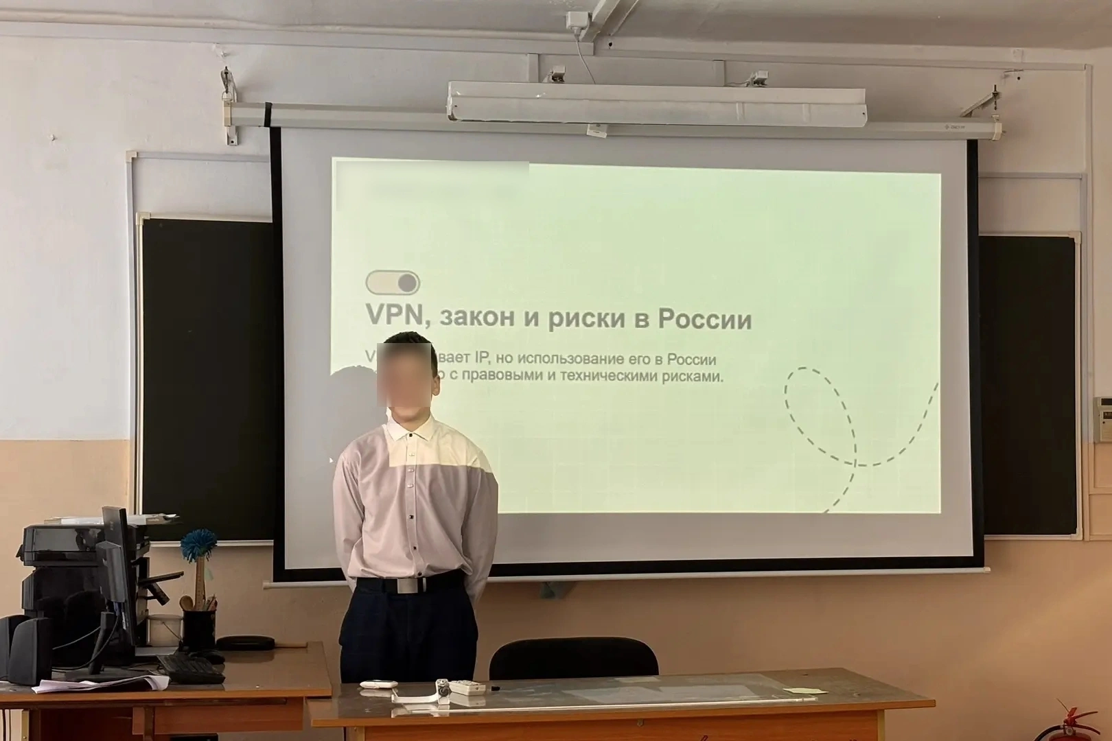 В учебных заведениях разных регионов России начали проводить специальные уроки и беседы о рисках использования VPN, утечке персональных данных и юридических последствиях онлайн-активности.