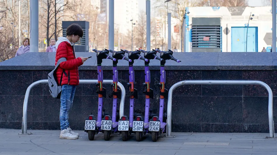 Столичный вуз разработал идею обязать пользователей кикшеринга и частных электросамокатов авторизовываться через госмессенджер Max, чтобы контролировать поездки и фиксировать нарушения ПДД.