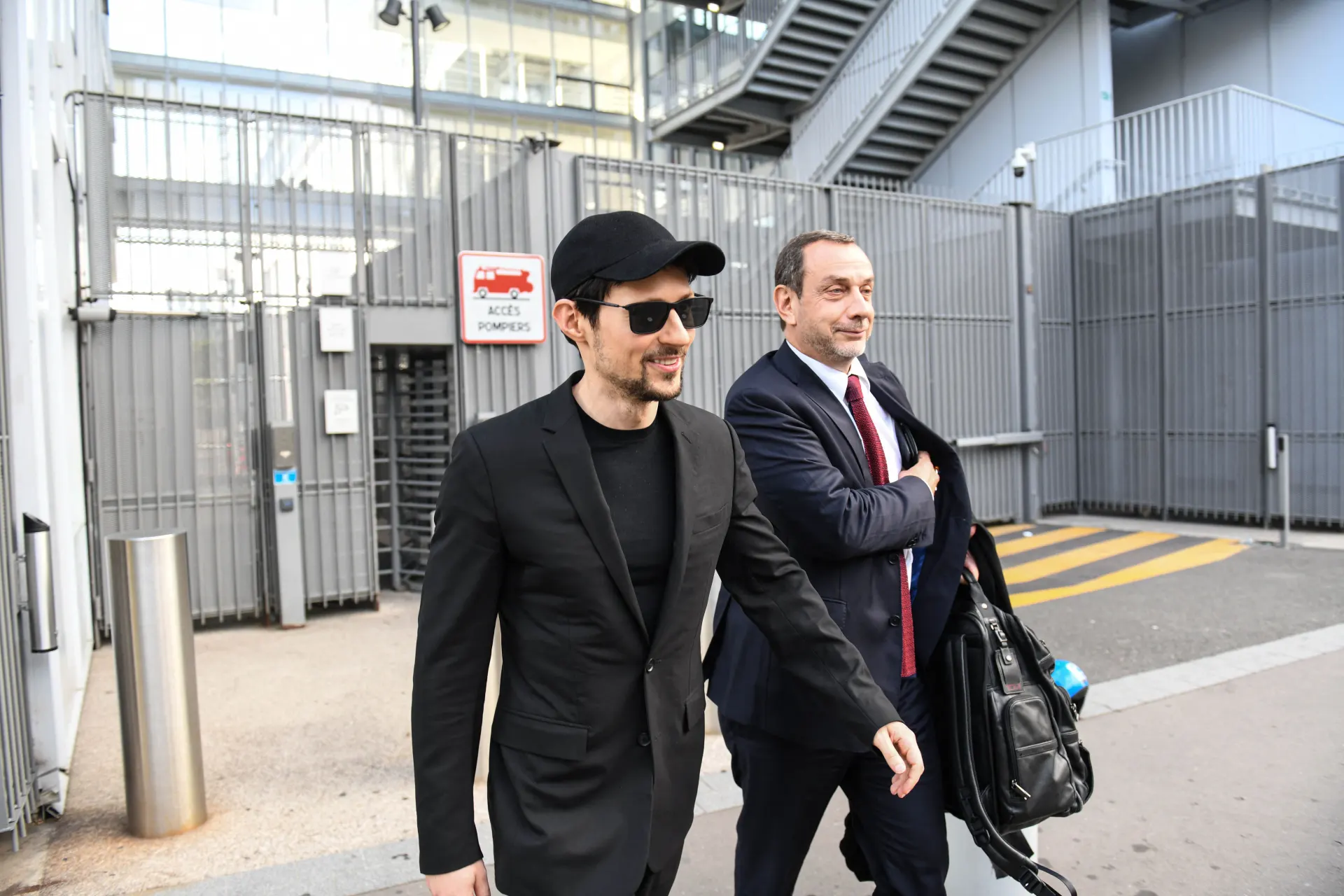 Основатель Telegram опубликовал трек «Свой живой интернет», созданный с помощью нейросети, и связал давление на мессенджер с попытками ограничить свободу слова и тайну переписки.