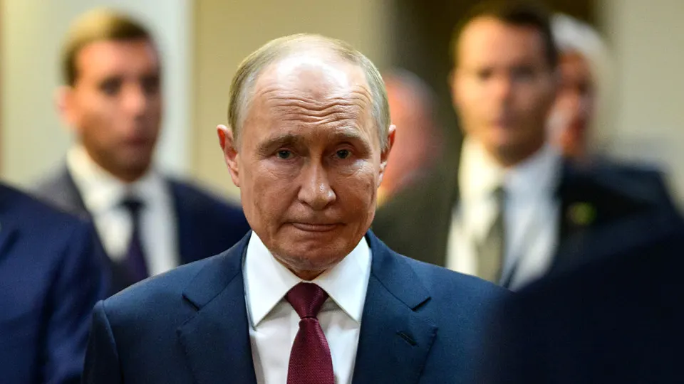 Масштабный пожар на нефтяном терминале в Туапсе и «кислотный» смог, накрывший Черноморское побережье и Ставрополье, власти признают ЧС, но высшее руководство страны публично практически не комментирует произошедшее.