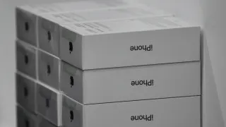 У российских продавцов скопились крупные запасы флагманских смартфонов Apple и Samsung. Из‑за сокращения спроса ритейлеры вынуждены резко снижать цены и распродавать технику со скидками, чтобы освободить склады и вернуть вложенные средства.