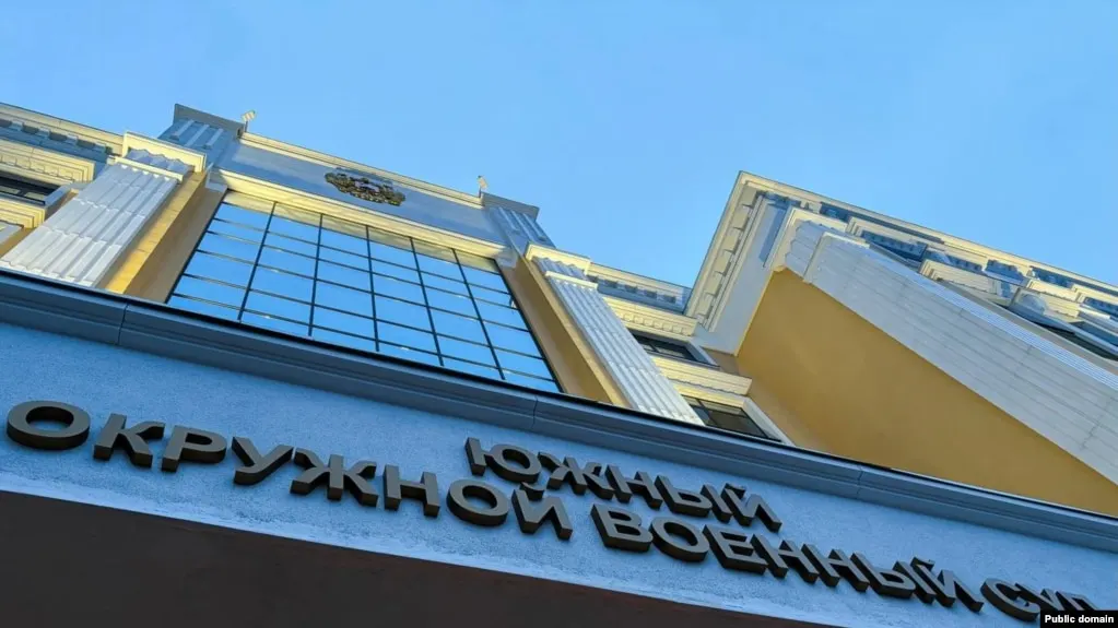 Южный окружной военный суд приговорил трёх молодых людей к срокам от восьми до десяти лет колонии строгого режима по делу о подготовке поджога военкоматов в Ростове-на-Дону; часть срока осуждённые проведут в тюрьме, а само дело связано с ужесточением антидиверсионного и антитеррористического законодательства после начала войны в Украине.