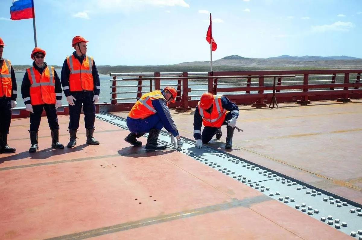 К июню 2026 года на российско‑северокорейской границе планируют запустить первый прямой автомобильный мост через реку Туманная и новый пункт пропуска «Хасан» с пропускной способностью до 300 машин в сутки.