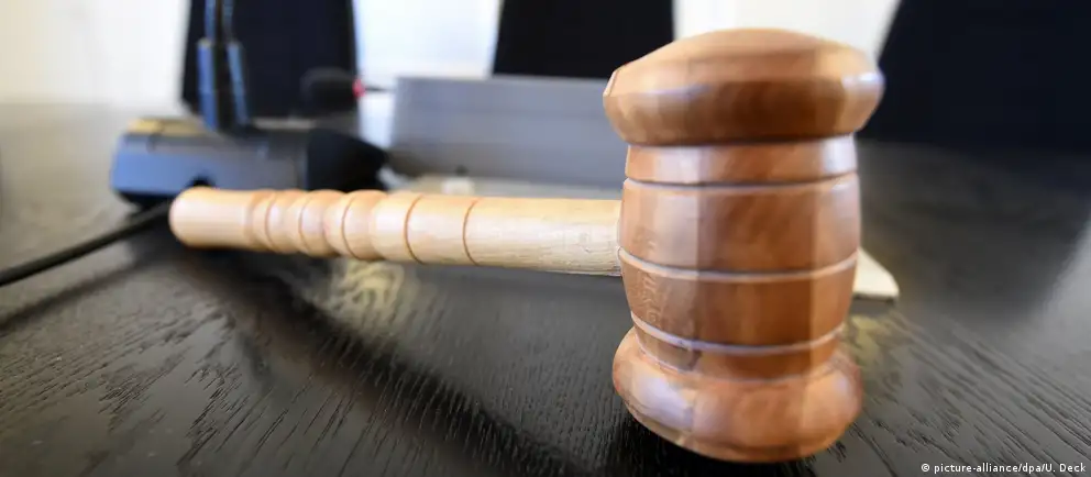 Советский районный суд Воронежа назначил 24‑летнему мужчине год исправительных работ за фотографию, на которой следствие усмотрело символику несуществующего «Международного движения сатанизма». По делу фигурирует рапорт сотрудника Центра «Э».