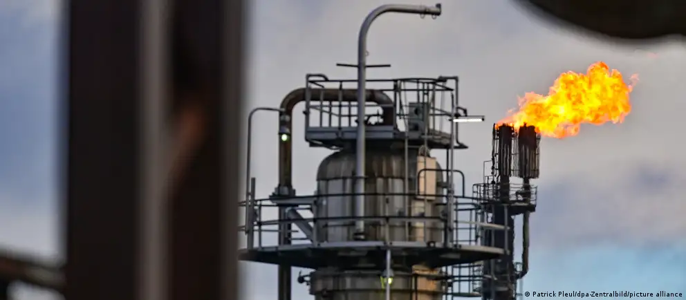 Россия планирует с мая 2026 года прекратить транзит казахстанской нефти по трубопроводу «Дружба», что ставит под вопрос поставки для НПЗ PCK в Шведте, снабжающего бензином и дизелем Берлин и Бранденбург. Эксперты объясняют возможные мотивы Кремля и оценивают экономические последствия для региона и Германии в целом.