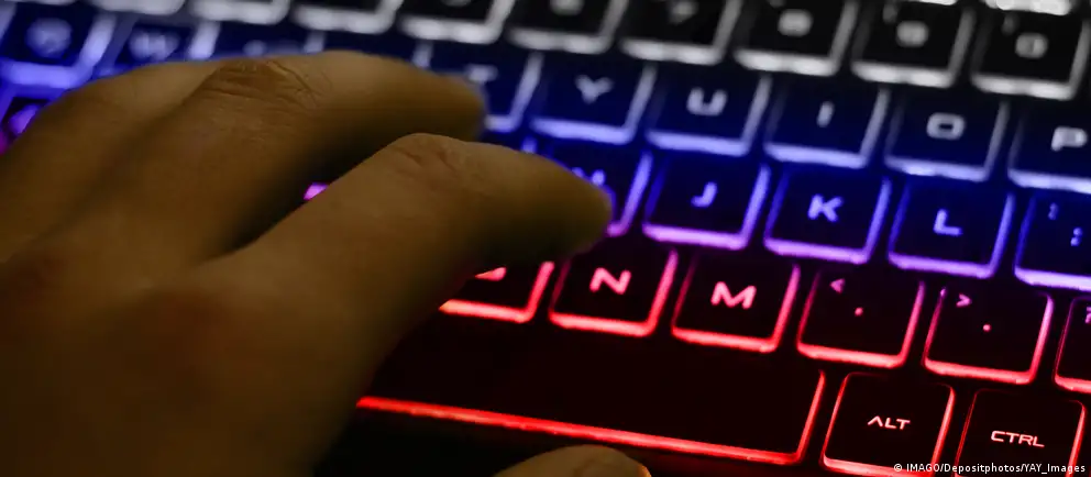 Минцифры разрабатывает меры: планируется ввести сборы за заграничный трафик (в первую очередь в мобильных сетях), приравняв к нему использование VPN для доступа к заблокированным ресурсам; рассматриваются и ограничения работы VPN.