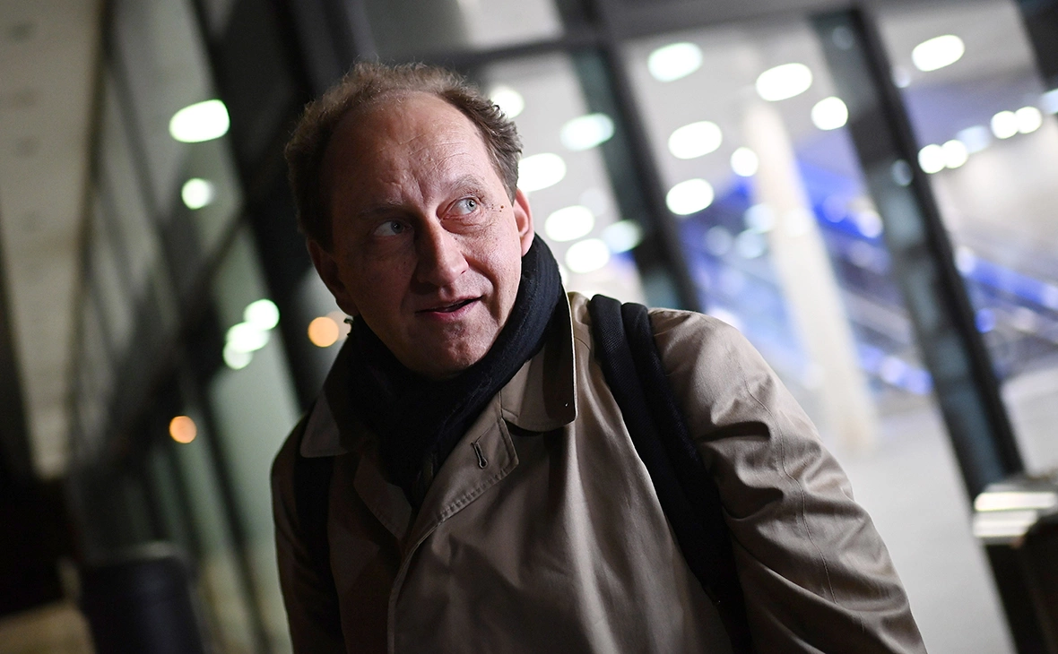 Российское внешнеполитическое ведомство вызвало посла Германии и направило протест в связи с прошедшей в Киеве встречей депутата Бундестага Родериха Кизеветтера с главой ЧРИ Ахмедом Закаевым; ранее в Чечне объявили ЧРИ террористической организацией.