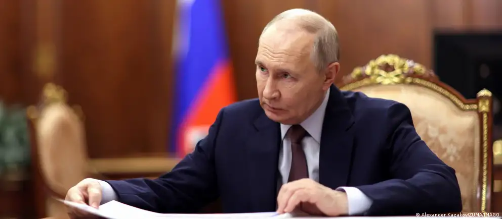 Новый закон освобождает российских чиновников от контроля государства за их сделками и сделками членов семьи, совершёнными до поступления на госслужбу, а также меняет порядок декларирования доходов.