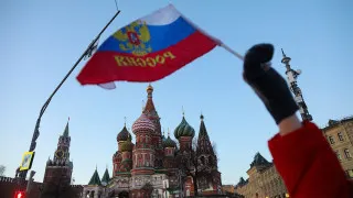 На фоне спада ВВП, снижения спроса и роста налоговой нагрузки объем просроченной дебиторской задолженности компаний в России достиг рекордных 8,2 трлн рублей, сильнее всего пострадали обрабатывающая промышленность и торговля.