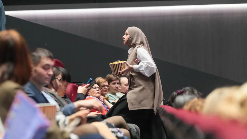 Ассоциация владельцев кинотеатров и дистрибьюторы призвали временно приостановить показ зарубежных фильмов без прав и прокатных удостоверений в период майских праздников, чтобы поддержать отечественные релизы и подготовку к возможному квотированию иностранного контента.