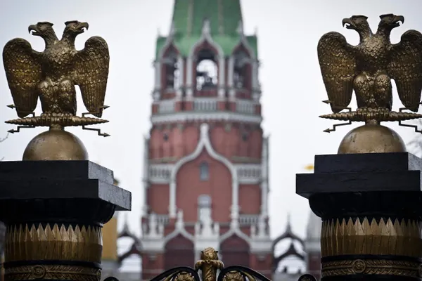 В ряде фильмов на российских стрим‑площадках начали показывать предупреждения о сокращённом хронометраже. Правообладатели отмечают вырезы, платформы заявляют, что сами контент не меняют. Появление меток связано с законом о запрете материалов, «дискредитирующих» традиционные ценности.