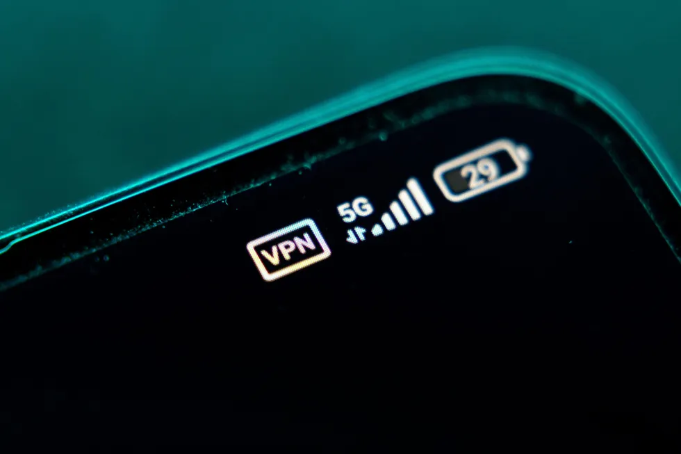 Крупное объединение российских разработчиков программного обеспечения призвало власти пересмотреть политику блокировок и ограничений VPN, заявив о системных сбоях в работе Рунета и рисках для ИТ‑отрасли и экономики.