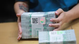 За первую половину апреля объём наличных в обращении в России вырос почти на полтриллиона рублей: граждане ускоренно снимают деньги со счетов на фоне отключений мобильного интернета, ужесточения контроля за картами и планов расширить полномочия налоговых органов.