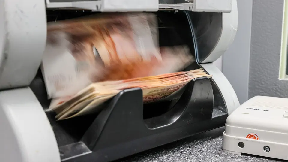 Сальдированный финансовый результат бизнеса в январе–феврале составил 3,4 трлн ₽ — на 33,1% меньше год к году; спад глубже во многих несвязанных с войной отраслях, растут просрочки и риски для инвестиций.