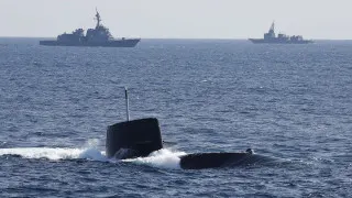 Правительство Японии пересмотрело послевоенную политику самообороны и разрешило экспорт летальных видов вооружений, открывая путь к участию в крупных международных оборонных контрактах. Поставки в зону боевых действий формально ограничены, но допускаются исключения из соображений национальной безопасности.