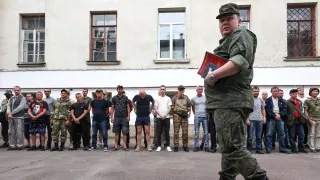 Минобороны подготовило поправки к закону о статусе военнослужащих, позволяющие проводить экспресс-проверку на алкоголь прямо в части или на месте службы, без обязательной доставки в медучреждение. Инициатива связана с трудностями транспортировки военнослужащих в зоне боевых действий и сообщениями о наборе в армию людей с алкогольной зависимостью.