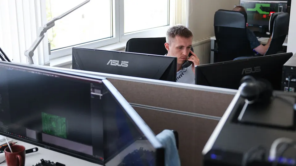 Исследование К2Тех показало, что российские компании планируют использовать иностранное программное обеспечение как минимум до 2030–2031 годов, сохраняя смешанную IT‑инфраструктуру из российских, западных и азиатских решений, тогда как в Госдуме обсуждают ужесточение требований по переходу на отечественный софт.