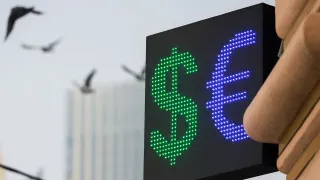 Официальный курс доллара опустился до минимума с февраля 2023 года, укреплению рубля способствуют высокие цены на сырьевой экспорт и временный отказ Минфина от регулярных валютных покупок.