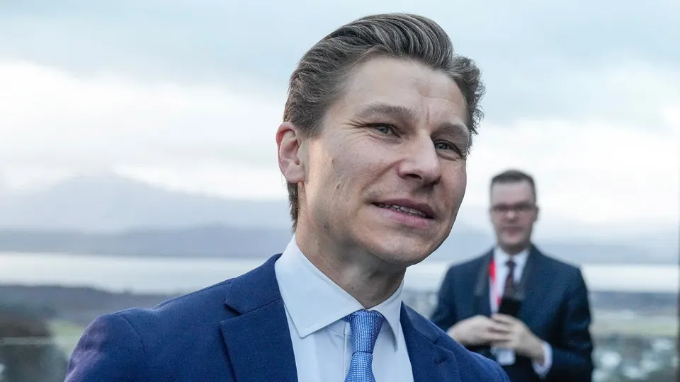 Правительство Финляндии предложило изменить Закон об атомной энергии и Уголовный кодекс, чтобы снять запрет на ввоз, транспортировку, поставку и хранение ядерного оружия в контексте обороны страны и обязательств перед НАТО, сохранив уголовную ответственность за разработку и производство ядерных устройств.