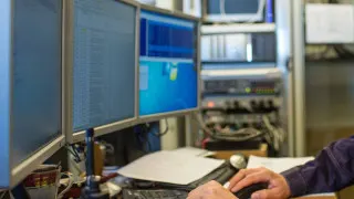 Минцифры предложило ввести штрафы для ведомств и госкомпаний, которые не перейдут на отечественное ПО и доверенные программно-аппаратные комплексы на объектах критической инфраструктуры к 2030 году.