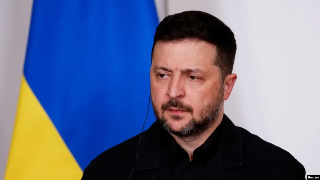 Президент Украины заявил, что предлагаемое Россией короткое перемирие может быть тактическим маневром для безопасности парада в Москве; при этом он поддерживает только инициативы, которые действительно защищают мирных жителей и способствуют обмену пленными.