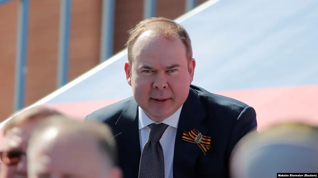 Мать главы президентской администрации Антона Вайно и мать первого вице-премьера Дениса Мантурова получили миллиарды рублей прибыли, выступая кредиторами оборонной группы «Сфера» и получая права требования по её долгам.