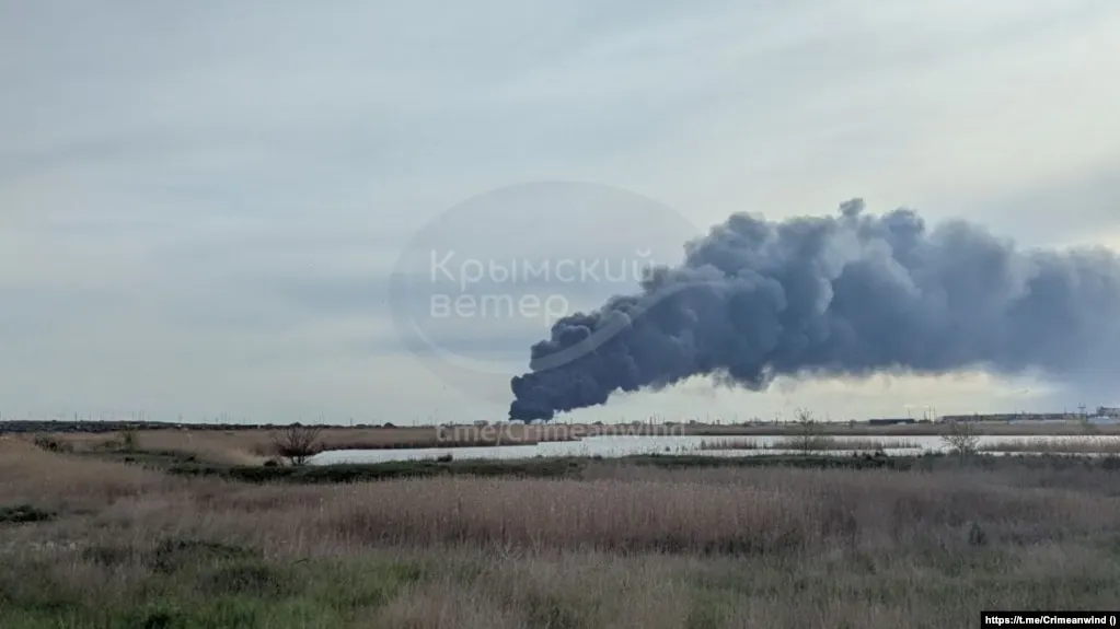 В результате ночной атаки беспилотников по промышленным и энергетическим объектам в Самарской и Нижегородской областях погиб один человек, есть раненые; зафиксированы удары и пожары также в аннексированном Крыму и в Туапсе, при этом Минобороны России заявило о перехвате 154 украинских дронов без независимого подтверждения этих данных.