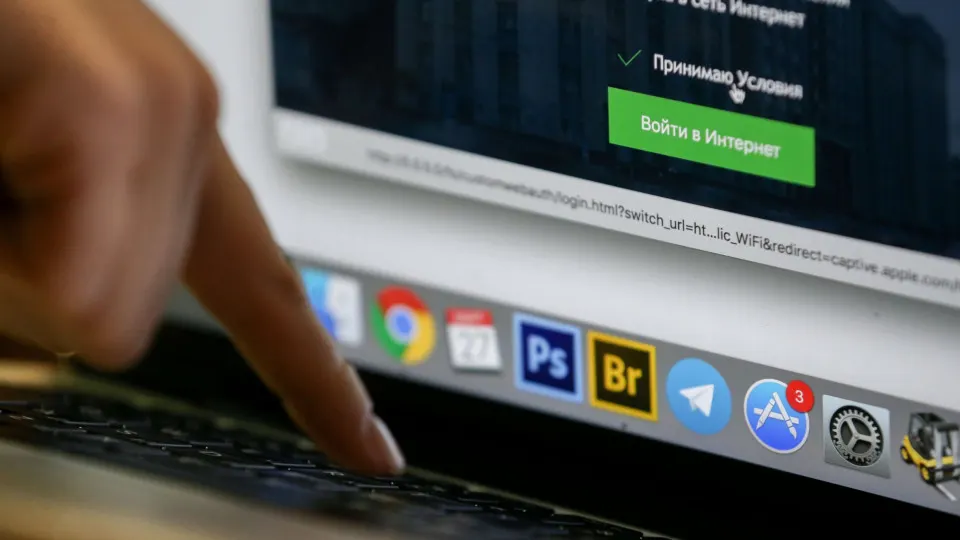 Минпросвещения предложило создать совет при вузе для проверки исторического содержания в интернете, книгах и кино — цель — борьба с «недостоверными» и «научно необоснованными» версиями истории и укрепление гражданской идентичности. Ранее депутатский корпус рассматривал связанный закон о профилактике «искажения исторической правды», а президент подписал нормы об уголовной ответственности за отрицание или одобрение «геноцида советского народа».