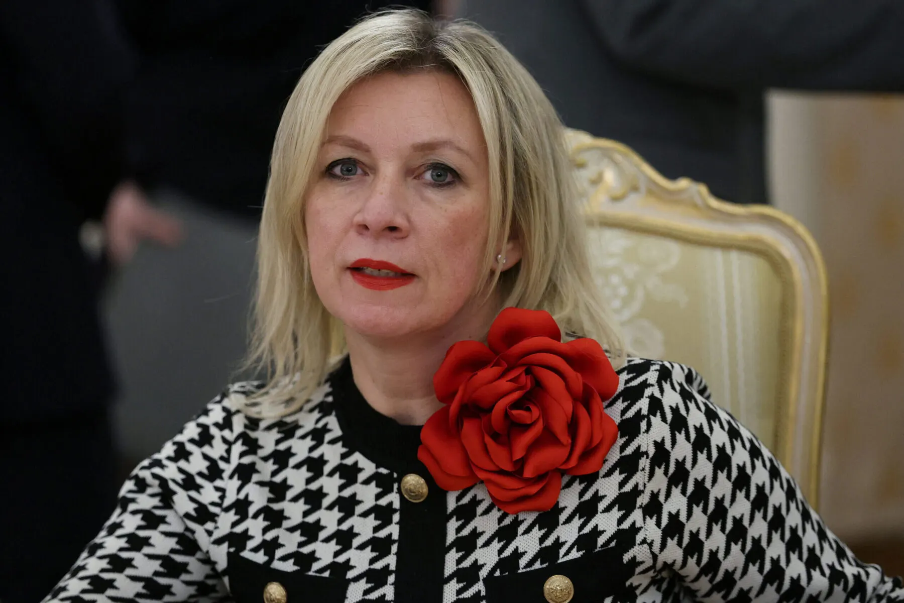 Официальный представитель МИД России Мария Захарова, рассуждая на международном форуме о «запрете» русского языка и его роли в культуре, привела в пример несколько цитат, приписав их известным филологам и лингвистам. Проверка показала, что часть высказываний не встречается в трудах этих авторов и напоминает обобщённые формулировки, характерные для текстов, созданных при помощи нейросетей.