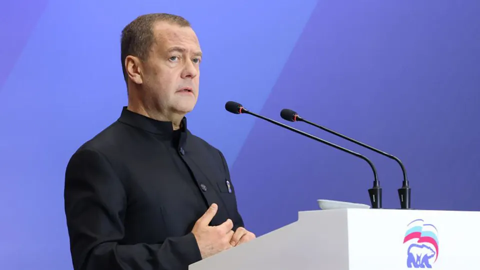 Зампред Совбеза Дмитрий Медведев заявил о реальной возможности ядерного апокалипсиса, призвав быть готовыми. Его слова прозвучали на просветительском марафоне на фоне истечения СНВ‑III и напряжённости в международных отношениях.