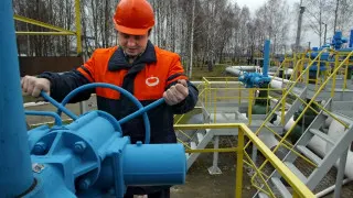 С 1 мая остановится прокачка казахстанской нефти по нефтепроводу «Дружба» в Европу, что осложнит поставки сырья Германии и Венгрии на фоне дефицита нефти и авиакеросина из-за кризиса на Ближнем Востоке.
