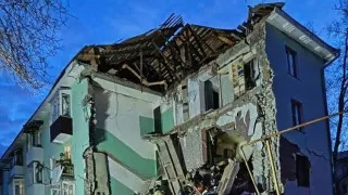 В Сызрани во время массированного удара украинских беспилотников один из дронов попал в жилой дом, частично обрушив подъезд. Ведутся поисково-спасательные работы, из-под завалов извлечены жители, в том числе дети. Удары также пришлись по другим регионам, временно ограничивалась работа ряда аэропортов.