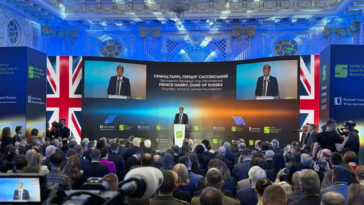 Принц Гарри, прибывший в Киев как частное лицо, выступил на форуме, назвав себя солдатом, гуманитарным деятелем и другом Украины, обратился к Владимиру Путину с призывом остановить войну и напомнил США об их обещаниях по защите украинского суверенитета после отказа страны от ядерного оружия.