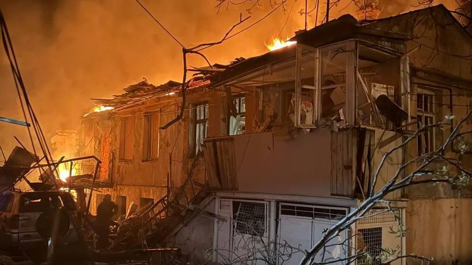 В результате ночной атаки российских беспилотников по Одессе повреждены жилые дома, погибли два человека, более десятка получили ранения. Удары по гражданской инфраструктуре ранее пришлись также на Днепр, Сумы и другие города Украины.