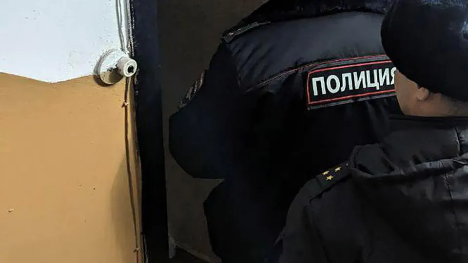 ФСБ установила и задержала двух молодых людей — один из них несовершеннолетний — после того, как у дверей квартир троих сотрудников Роскомнадзора обнаружили молотки со следами бурой жидкости. По факту возбуждено уголовное дело о хулиганстве.