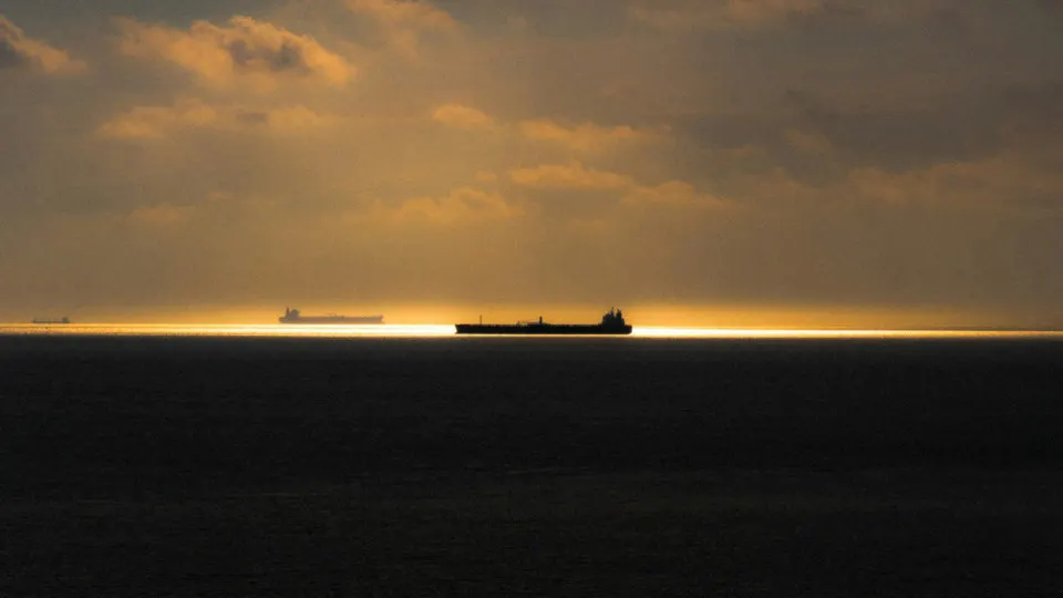 Жесткие проверки в шведских водах вынудили часть российского теневого танкерного флота обходить территорию страны, выбирая более длинные и дорогие маршруты через Балтику и Северную Атлантику.