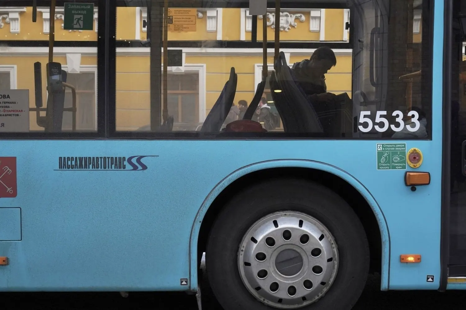 Короткий обзор: события в Петербурге — опасные акватории, пожар в Выборге, возобновление рейсов в Дубай и пресечение уличных гонок; также — жёсткая посадка вертолёта в Коми, действия регулятора в игровой индустрии и новая скульптура Бэнкси в Лондоне.