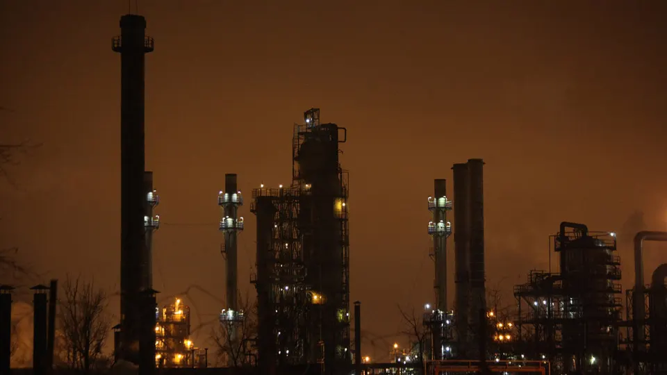 С начала конфликта украинские силы нанесли не менее 158 атак по российским нефтеперерабатывающим заводам. Удары всё чаще приводят к приостановкам работы и заметному снижению объёмов переработки.