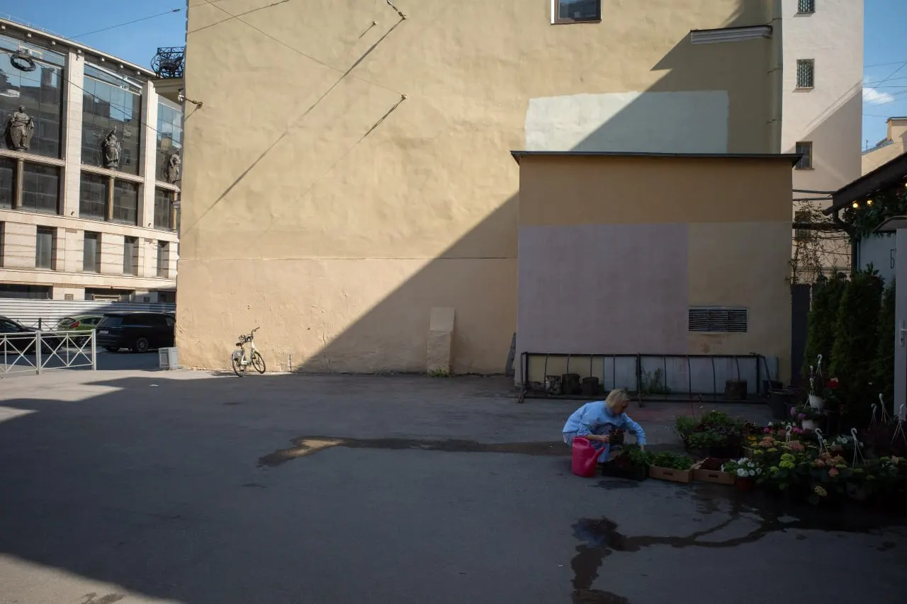 В Петербурге отменили фестиваль, объявлены планы по благоустройству сквера в Репино, задержан мужчина по обвинению в насилии в отношении представителя власти. В стране и мире — законопроект о преследовании эмигрантов, удар по общежитию в зоне СВО, падение дрона в латвийском озере и внесение книги в список экстремистских материалов.