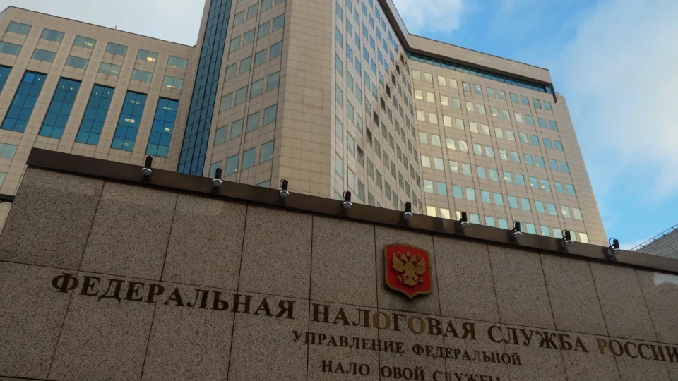 Налоговые органы активнее проверяют случаи закрытия и повторного открытия ИП, предупреждая о доначислениях НДС, пени и штрафах при попытках обнулить лимиты через переоформление бизнеса.