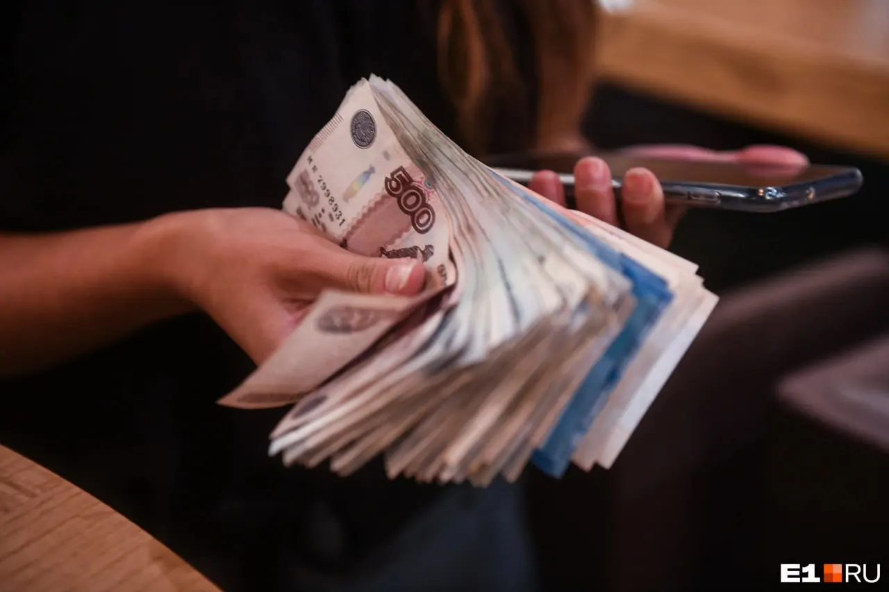 В Свердловской области задержали курьерку мошенников, изъятые у злоумышленников деньги ждут хозяйку. Правоохранители просят потерпевшую или знакомых сообщить о ней, чтобы вернуть сумму.