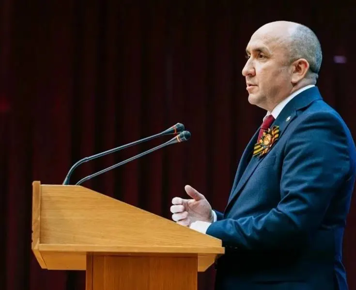 Артамонов получил государственную награду за трудовые достижения; в биографии премьера — почти десять лет в региональном правительстве и недавние громкие скандалы, связанные с поставками и политическими историями.