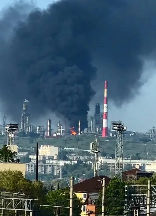 Ночные удары беспилотников привели к гибели двух человек в Сызрани, пострадали жители Белгородской области; Минобороны сообщает о перехвате 121 БПЛА.