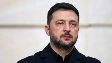 Президент Украины заявил о многочисленных нарушениях режима прекращения огня со стороны России, сообщив о сотнях штурмов и обстрелов и массовом применении дронов‑камикадзе; Киев пока воздерживается от дальнобойных ответов, но предупредил о зеркальной реакции при эскалации.