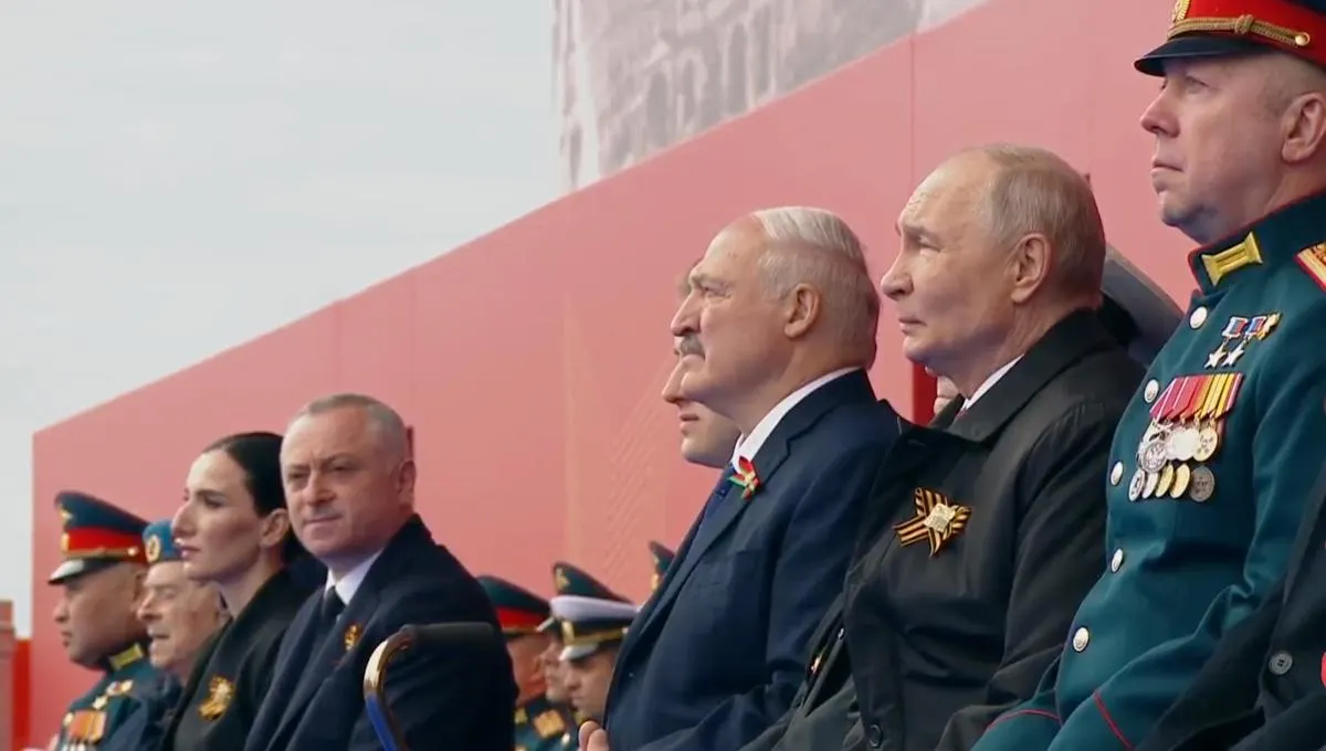 Президент назвал День Победы «священным праздником», подчеркнув вклад советского народа и связь поколений. На трибуне рядом с ним впервые разместили участника «специальной военной операции» наравне с ветераном Великой Отечественной войны.